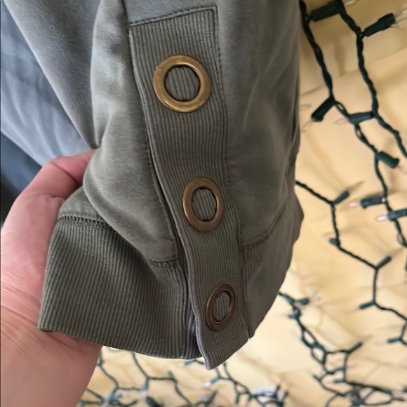 Green Button-Up Long Sleeve Top - Picture 9 of 9